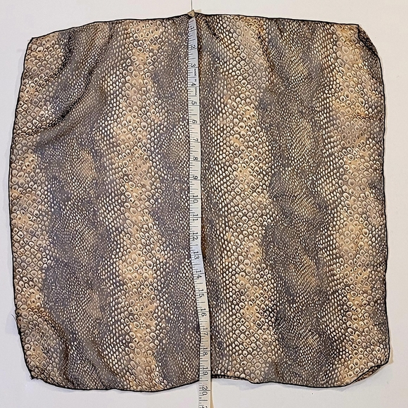 Square scarf - Picture 4 of 5